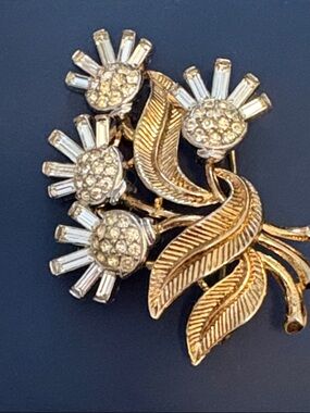 !!!! RARE Crown Trifari vintage floral crystal brooch